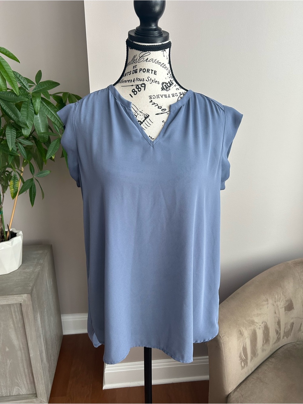 Pleione Dusty Lavender Split-Neck Flutter Sleeve Blouse Size S